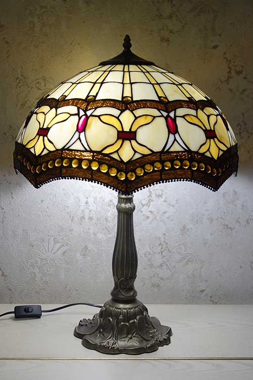 Настольная лампа в стиле